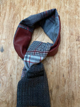 Load image into Gallery viewer, Woolen scarf In light gray with off white and dark red