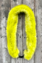 Load image into Gallery viewer, 22127 FakeFur accessoire in Neon